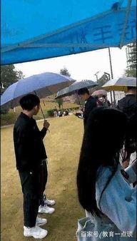 外卖员围观吃瓜