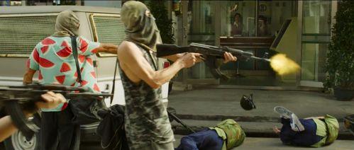 警匪搏斗吃瓜群众图片,警匪激战，吃瓜群众围观