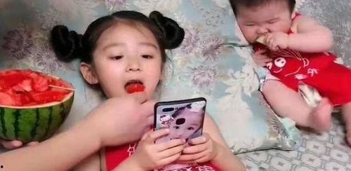儿子和女儿吃瓜,儿子女儿共享甜蜜时光