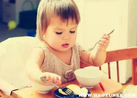 拿勺子吃瓜小孩,拿勺子吃瓜小孩的可爱瞬间