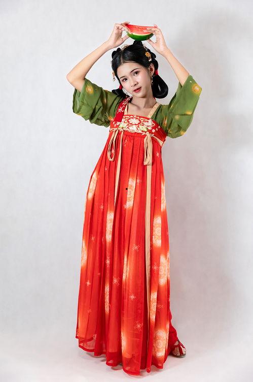 吃瓜少女拍照汉服