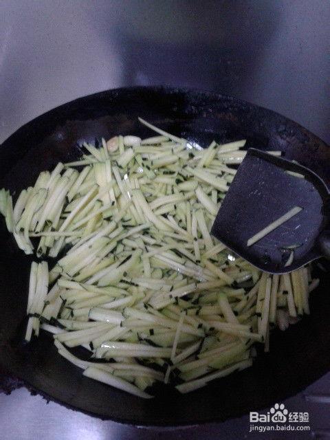 瓜丝怎么炒着吃,夏日清爽家常菜的制作秘诀